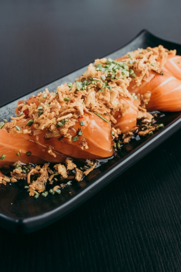 Nigiri  salmon and onions